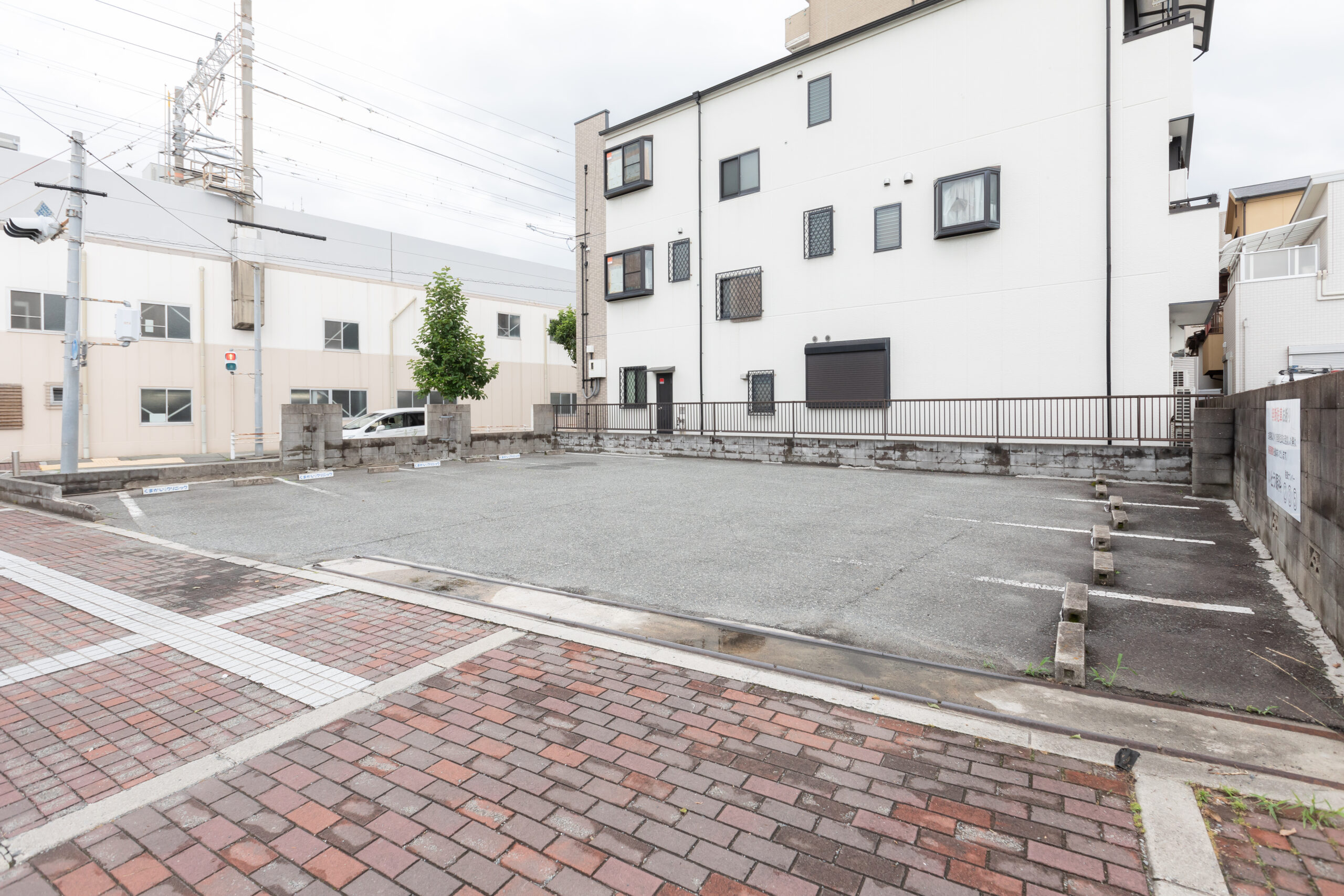 向かいの駐車場に、4台（高架側　6，7，8，10）